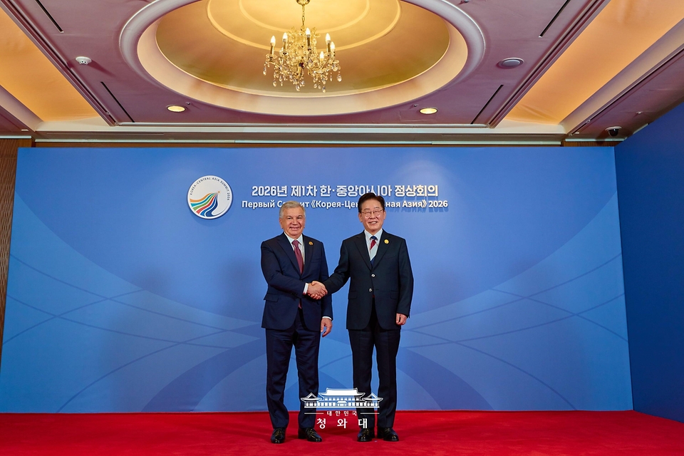 이재명 대통령이 9월 16일 서울 한 호텔에서 열린 2026년 제1차 한·중앙아시아 정상회의에 참석한 샤브카트 미르지요예프 우즈베키스탄 대통령을 맞이하고 있다.