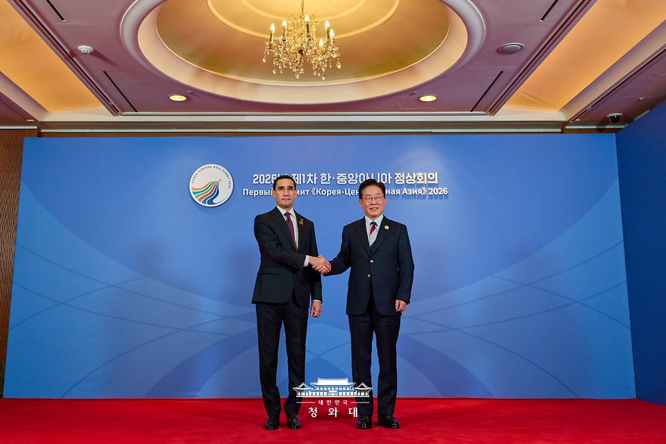 이재명 대통령이 9월 16일 서울 한 호텔에서에서 열린 2026년 제1차 한·중앙아시아 정상회의에 참석한 세르다르 베르디무하메도프 투르크메니스탄 대통령을 맞이하고 있다.