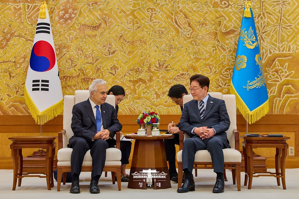 이재명 대통령이 9월 17일 청와대에서 파티 비롤 국제에너지기구(IEA) 사무총장을 접견하고 있다.