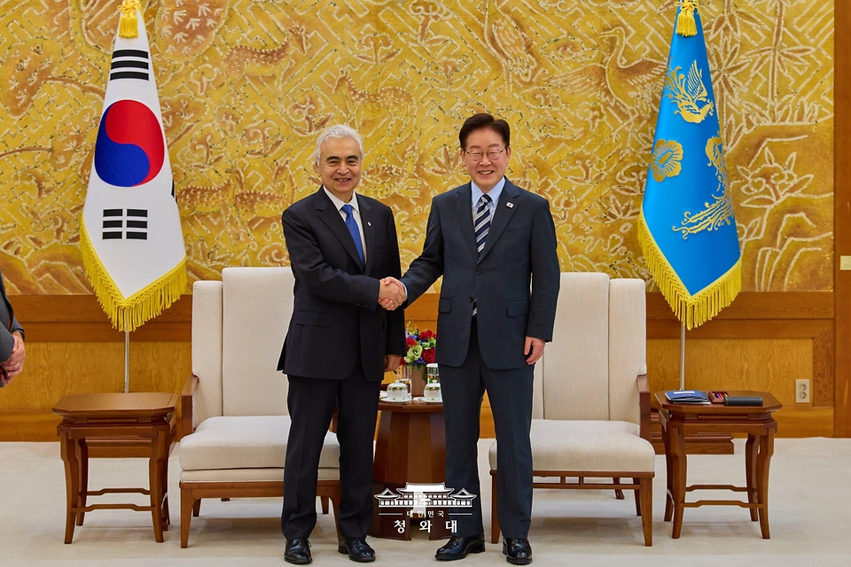 이재명 대통령이 9월 17일 청와대에서 파티 비롤 국제에너지기구(IEA) 사무총장과 접견 전 기념 촬영을 하고 있다.