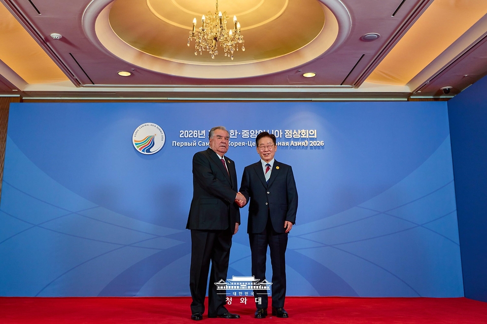 이재명 대통령이 9월 16일 서울 한 호텔에서 열린 2026년 제1차 한·중앙아시아 정상회의에 참석한 에모말리 라흐몬 타지키스탄 대통령을 맞이하고 있다.