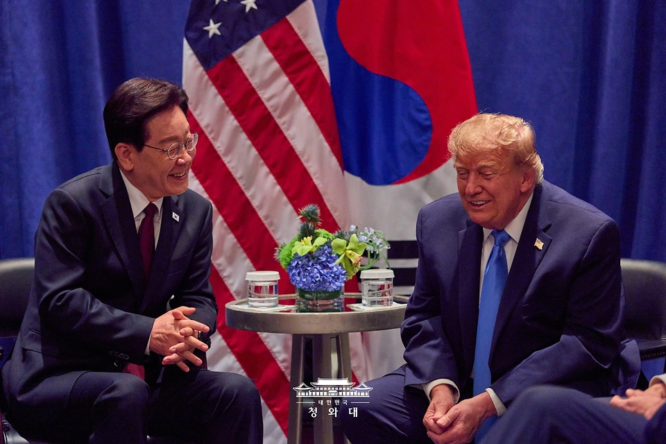 유엔 총회 참석차 미국을 방문 중인 이재명 대통령이 9월 22일(현지 시간) 뉴욕 한 호텔에서 도널드 트럼프 미국 대통령과 정상회담을 하고 있다.