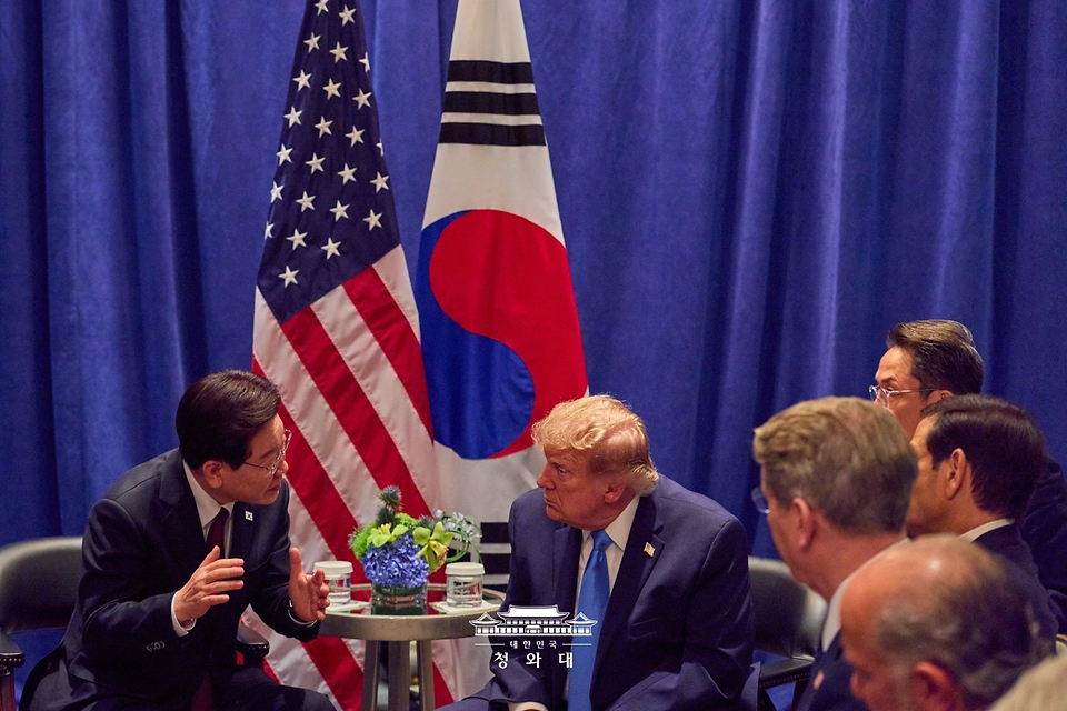 유엔 총회 참석차 미국을 방문 중인 이재명 대통령이 9월 22일(현지 시간) 뉴욕 한 호텔에서 도널드 트럼프 미국 대통령과 정상회담을 하고 있다.