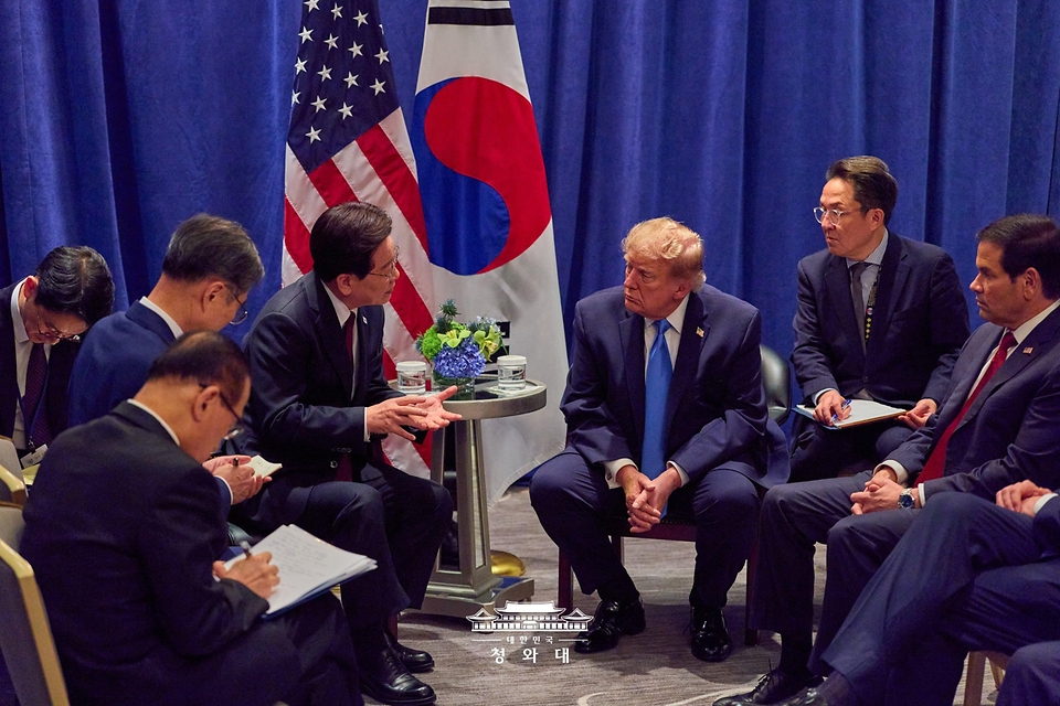 유엔 총회 참석차 미국을 방문 중인 이재명 대통령이 9월 22일(현지 시간) 뉴욕 한 호텔에서 도널드 트럼프 미국 대통령과 정상회담을 하고 있다.