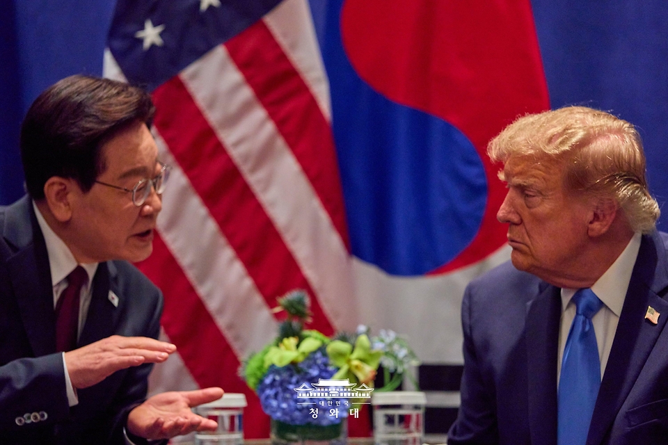 유엔 총회 참석차 미국을 방문 중인 이재명 대통령이 9월 22일(현지 시간) 뉴욕 한 호텔에서 도널드 트럼프 미국 대통령과 정상회담을 하고 있다.