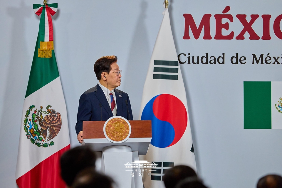 이재명 대통령과 클라우디아 셰인바움 멕시코 대통령이 9월 24일(현지 시간) 멕시코시티 대통령궁에서 공동언론발표를 하고 있다.