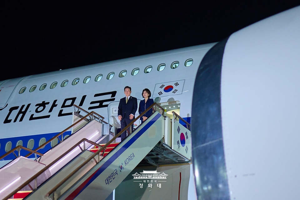 미국과 멕시코 순방을 마치고 귀국한 이재명 대통령과 김혜경 여사가 9월 27일 성남 서울공항에 도착한 공군 1호기에서 환영객을 향해 인사하고 있다.