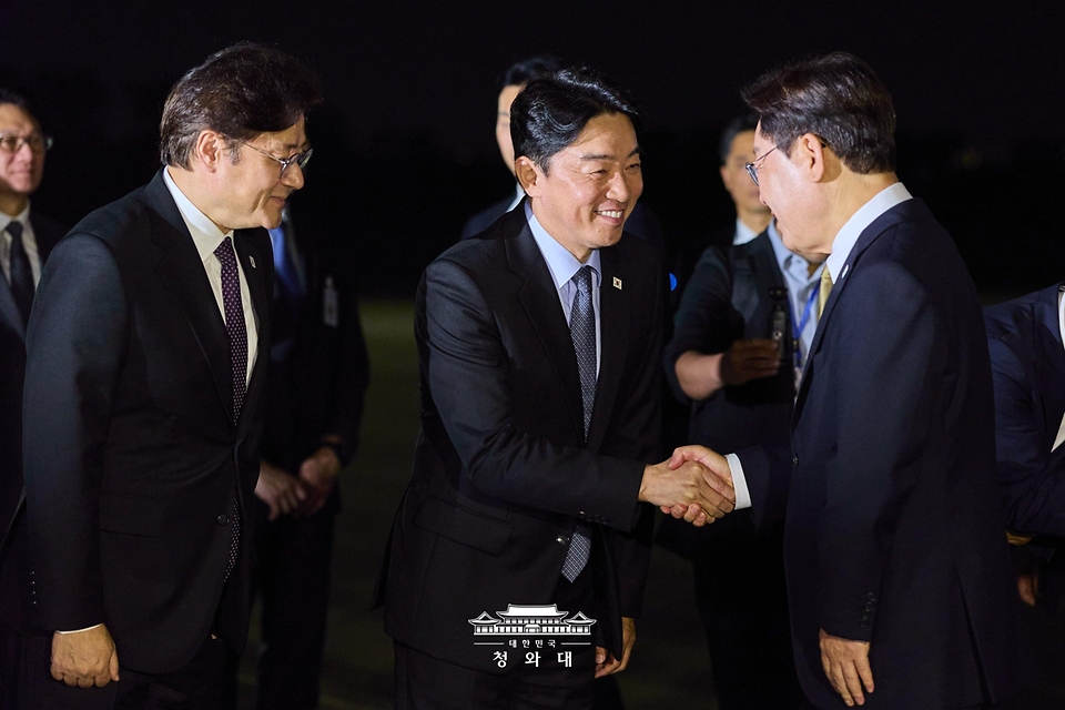 미국과 멕시코 순방을 마치고 귀국한 이재명 대통령이 9월 27일 성남 서울공항에서 영접 나온 강훈식 비서실장과 인사하고 있다.