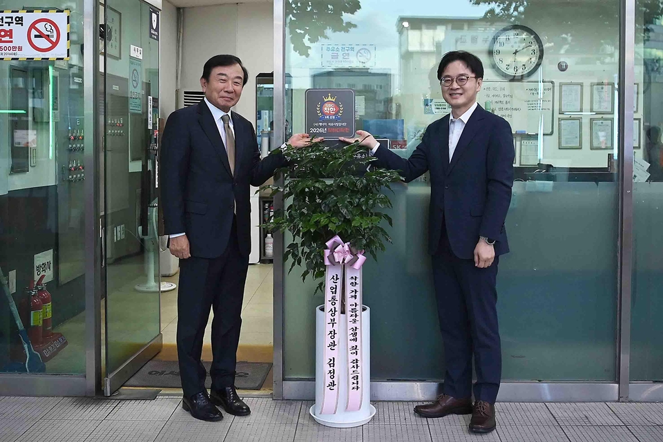 김정관 산업통상부 장관이 10월 1일 서울 양천구에 소재한 착하디착한 주유소를 방문해, 관계자로부터 주유소 운영현황 및 애로사항을 청취한 후 현장 근무자들을 격려하고 있다.