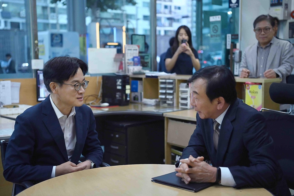 김정관 산업통상부 장관이 10월 1일 서울 양천구에 소재한 착하디착한 주유소를 방문해, 관계자로부터 주유소 운영현황 및 애로사항을 청취한 후 현장 근무자들을 격려하고 있다.