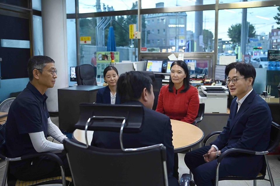 김정관 산업통상부 장관이 10월 1일 서울 양천구에 소재한 착하디착한 주유소를 방문해, 관계자로부터 주유소 운영현황 및 애로사항을 청취한 후 현장 근무자들을 격려하고 있다.