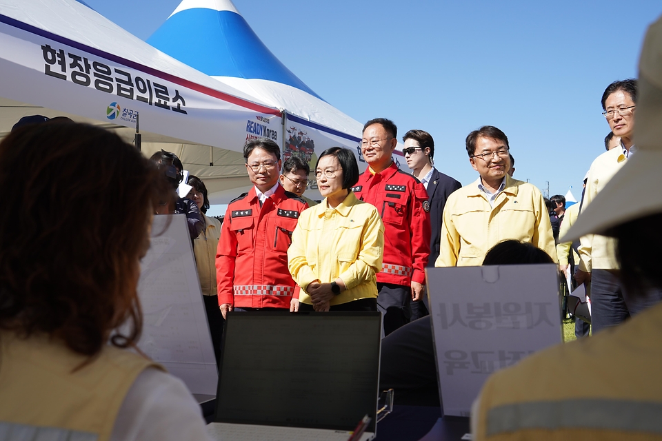 10월 2일 경상북도 칠곡군 칠곡보생태공원에서 열린 '2026 READY Korea 산불진화 통합훈련'에서 산림청 산불진화헬기의 산불진화 시연이 진행되고 있다.