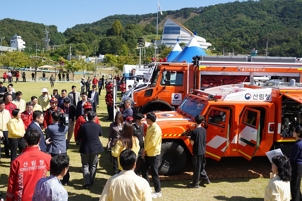 10월 2일 경상북도 칠곡군 칠곡보생태공원에서 열린 '2026 READY Korea 산불진화 통합훈련'에서 산림청 산불진화헬기의 산불진화 시연이 진행되고 있다.