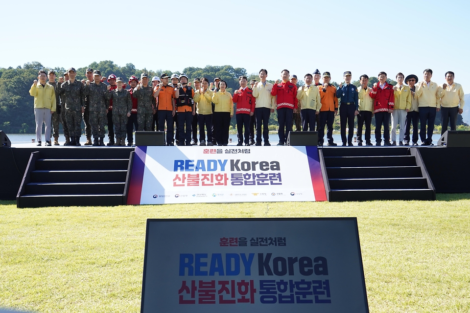 10월 2일 경상북도 칠곡군 칠곡보생태공원에서 열린 '2026 READY Korea 산불진화 통합훈련'에서 산림청 산불진화헬기의 산불진화 시연이 진행되고 있다.