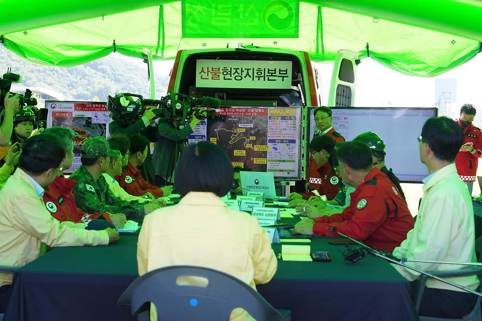 10월 2일 경상북도 칠곡군 칠곡보생태공원에서 열린 '2026 READY Korea 산불진화 통합훈련'에서 산림청 산불진화헬기의 산불진화 시연이 진행되고 있다.