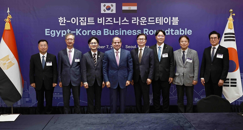 김정관 산업통상부 장관이 10월 7일 서울 소공동 롯데호텔에서 압델 파타 엘 시시(Abdel Fattah el-Sisi) 이집트 대통령을 비롯한 한-이집트 양국 정부 및 기업인 등이 참석한 가운데 열린 「한-이집트 비즈니스 라운드테이블」에 참석하여, 축사를 한 후 현대로템과 이집트 터널청 간 MOU 체결식에 임석하고 있다.