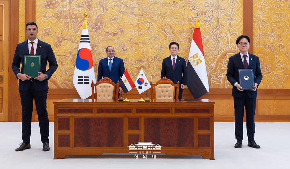김정관 산업통상부 장관과 칼레드 하셈 이집트 산업부 장관이 10월 8일 청와대에서 이재명 대통령과 압델 파타 알시시 대통령이 임석한 가운데 조선 협력 양해각서 문건을 교환한 뒤 기념 촬영을 하고 있다.