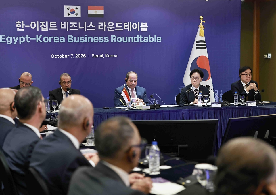 김정관 산업통상부 장관이 10월 7일 서울 소공동 롯데호텔에서 압델 파타 엘 시시(Abdel Fattah el-Sisi) 이집트 대통령을 비롯한 한-이집트 양국 정부 및 기업인 등이 참석한 가운데 열린 「한-이집트 비즈니스 라운드테이블」에 참석하여, 축사를 한 후 현대로템과 이집트 터널청 간 MOU 체결식에 임석하고 있다.