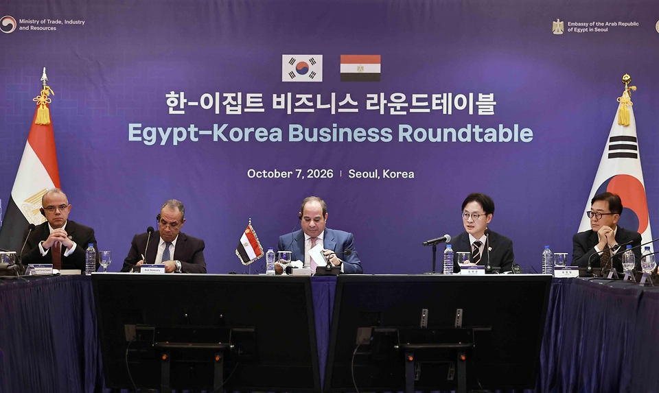 김정관 산업통상부 장관이 10월 7일 서울 소공동 롯데호텔에서 압델 파타 엘 시시(Abdel Fattah el-Sisi) 이집트 대통령을 비롯한 한-이집트 양국 정부 및 기업인 등이 참석한 가운데 열린 「한-이집트 비즈니스 라운드테이블」에 참석하여, 축사를 한 후 현대로템과 이집트 터널청 간 MOU 체결식에 임석하고 있다.