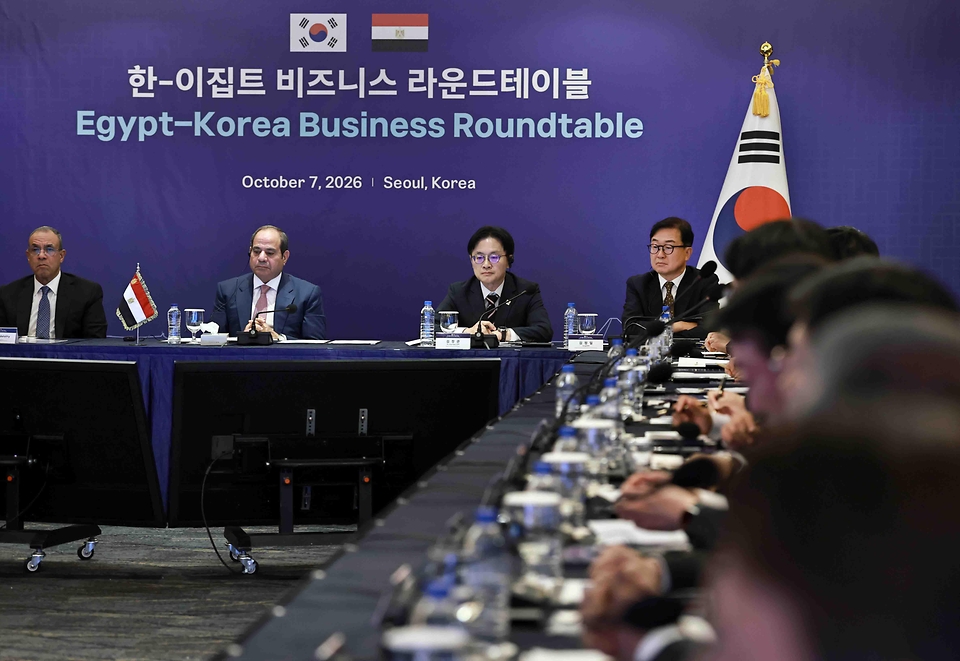 김정관 산업통상부 장관이 10월 7일 서울 소공동 롯데호텔에서 압델 파타 엘 시시(Abdel Fattah el-Sisi) 이집트 대통령을 비롯한 한-이집트 양국 정부 및 기업인 등이 참석한 가운데 열린 「한-이집트 비즈니스 라운드테이블」에 참석하여, 축사를 한 후 현대로템과 이집트 터널청 간 MOU 체결식에 임석하고 있다.