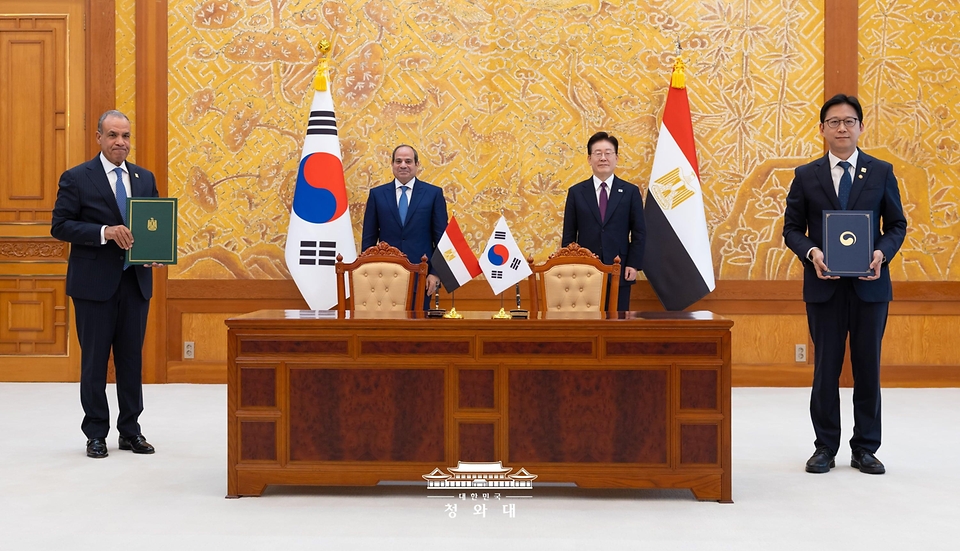 배경훈 부총리 겸 과학기술정보통신부 장관과 바드르 압델라티 이집트 외교·국제협력·재외국민 장관이 10월 8일 청와대에서 이재명 대통령과 압델 파타 알시시 대통령이 임석한 가운데 정보통신기술 협력 양해각서 문건을 교환한 뒤 기념 촬영을 하고 있다.