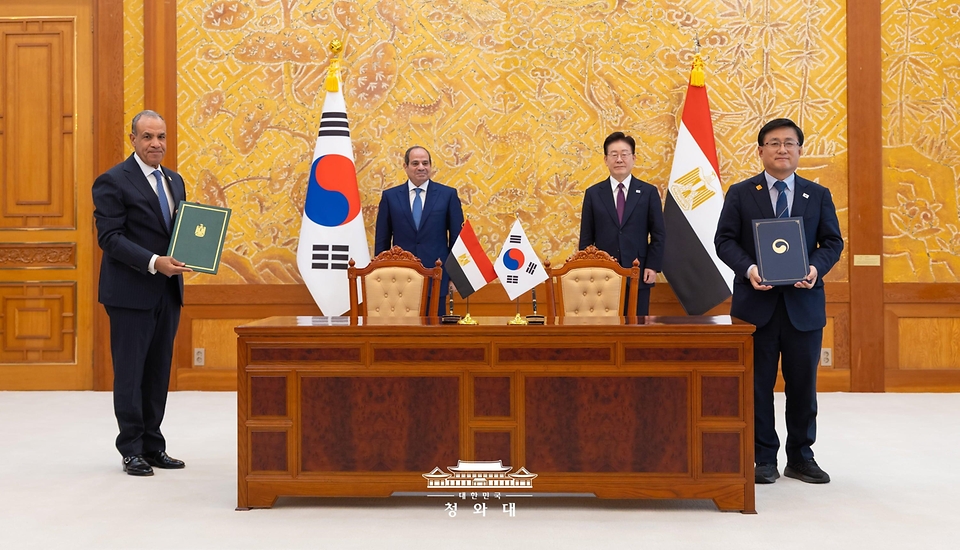 김성환 기후에너지환경부 장관과 바드르 압델라티 이집트 외교·국제협력·재외국민 장관이 10월 8일 청와대에서 이재명 대통령과 압델 파타 알시시 대통령이 임석한 가운데 청정에너지 협력 양해각서 문건을 교환한 뒤 기념 촬영을 하고 있다.
