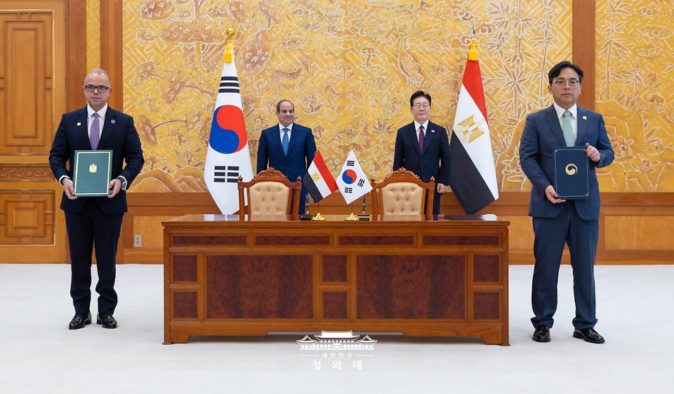 박정성 산업통상부 통상교섭본부장과 무함마드 파리드 살레 이집트 투자통상부 장관이 10월 8일 청와대에서 이재명 대통령과 압델 파타 알시시 대통령이 임석한 가운데 포괄적 경제동반자협정 협상 개시 공동선언문을 교환한 뒤 기념 촬영을 하고 있다.