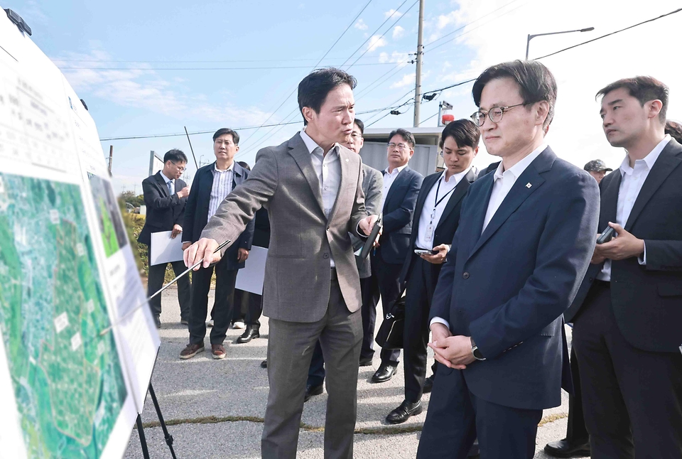 김정관 산업통상부 장관이 10월 12일 서남권 반도체 산업단지 후보지인 광주 군공항을 방문하여 전남광주통합특별시, 공군, 한국토지주택공사, 한국전력공사, 한국수자원공사 등 관계기관과 함께 군공항 임시배치, 산단지정 및 부지 조성, 전력·용수 공급계획 등 추진현황을 공유하고 사업 추진 과정에서 예상되는 장애요인과 대응 방안을 논의하고 있다.