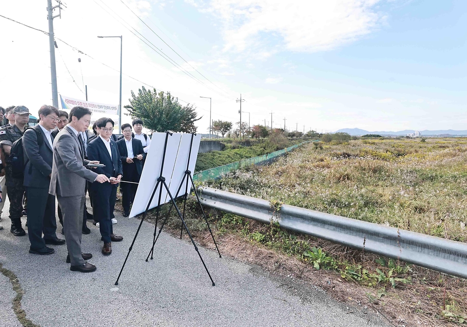 김정관 산업통상부 장관이 10월 12일 서남권 반도체 산업단지 후보지인 광주 군공항을 방문하여 전남광주통합특별시, 공군, 한국토지주택공사, 한국전력공사, 한국수자원공사 등 관계기관과 함께 군공항 임시배치, 산단지정 및 부지 조성, 전력·용수 공급계획 등 추진현황을 공유하고 사업 추진 과정에서 예상되는 장애요인과 대응 방안을 논의하고 있다.