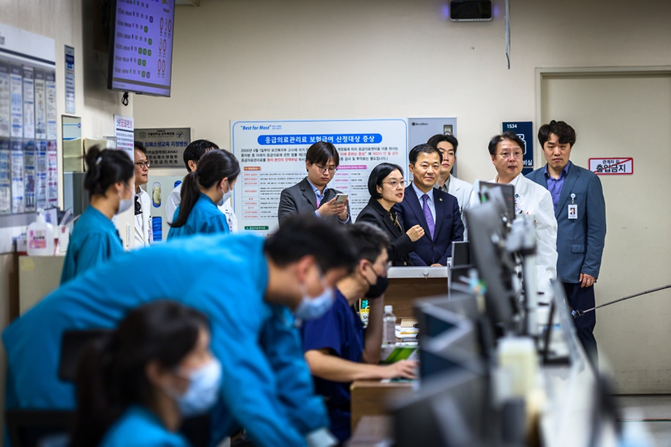 한성숙 국무총리가 10월 12일 생명지킴 현장행보로 서울 동작구 서울시보라매병원을 방문, 자살시도자 응급치료 및 응급실 기반 사례관리 운영현황을 점검하고 있다.