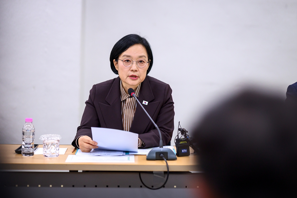 한성숙 국무총리가 10월 13일 경기도 수원시 영통구 제6차 수원시 재개발 정비사업 현장을 점검하고 있다.
