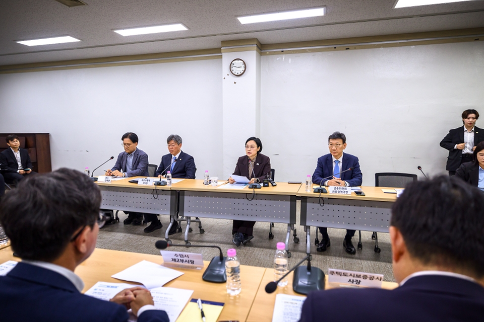 한성숙 국무총리가 10월 13일 경기도 수원시 영통구 제6차 수원시 재개발 정비사업 현장을 점검하고 있다.
