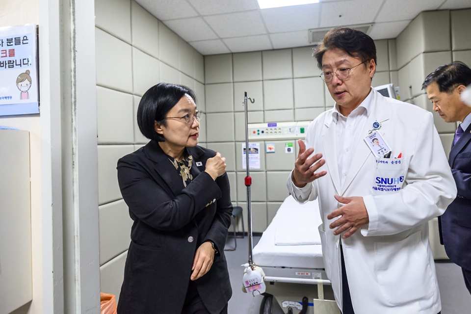 한성숙 국무총리가 10월 12일 생명지킴 현장행보로 서울 동작구 서울시보라매병원을 방문, 자살시도자 응급치료 및 응급실 기반 사례관리 운영현황을 점검하고 있다.