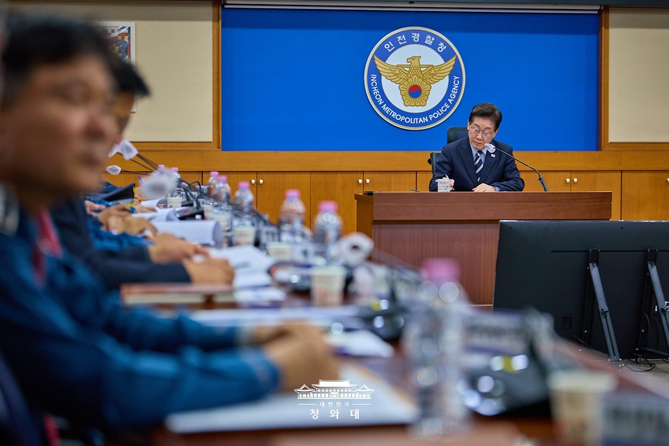 이재명 대통령이 10월 13일 인천경찰청에서 이날 대형마트에서 발행한 흉기 난동 사건 대응 현황을 점검하고 있다.
