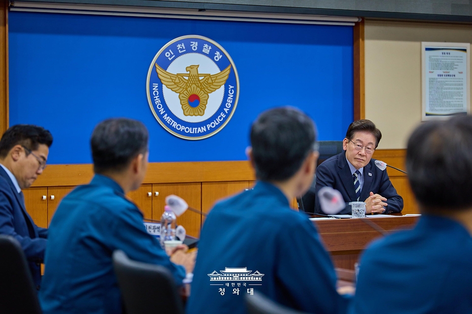 이재명 대통령이 10월 13일 인천경찰청에서 이날 대형마트에서 발행한 흉기 난동 사건 대응 현황을 점검하고 있다.