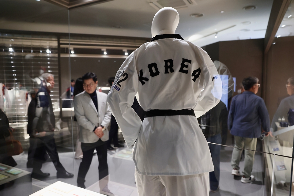 10월 15일 서울 송파구 국립스포츠박물관에서 개관식 참석자들이 전시를 둘러보고 있다.