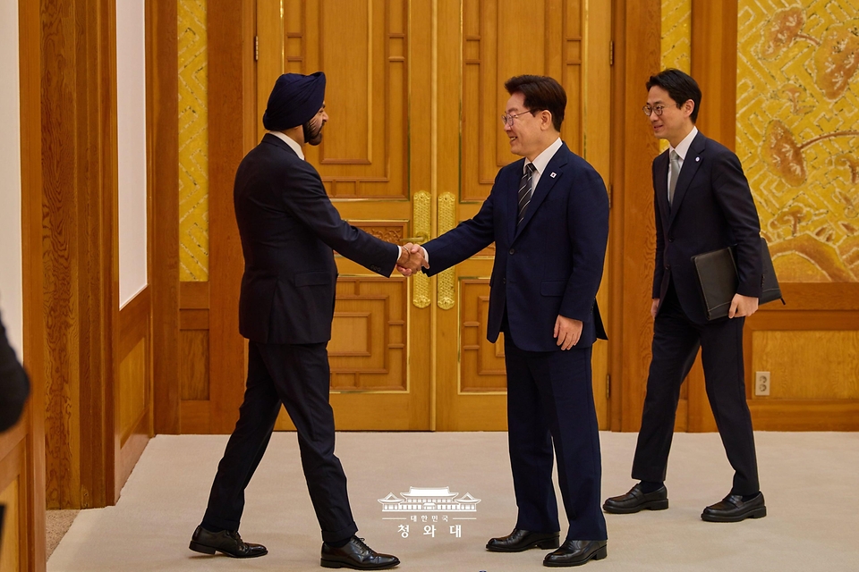 이재명 대통령이 10월 19일 청와대에서 아제이 방가 세계은행그룹 총재와 접견에 앞서 악수하고 있다.