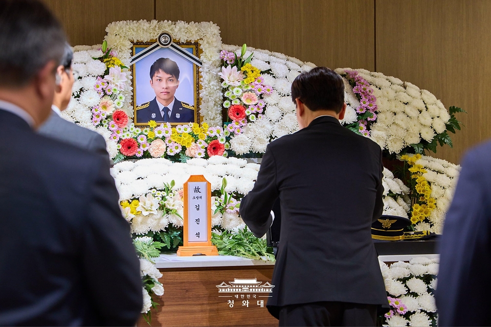 이재명 대통령이 10월 17일 경기도 순천향대학교 부천병원 장례식장에 마련된 고(故) 김진석 소방위의 빈소를 조문하고 있다.