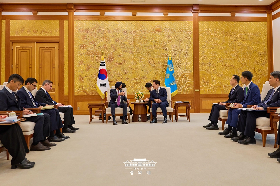 이재명 대통령이 10월 19일 청와대에서 아제이 방가 세계은행그룹 총재와 접견하고 있다.