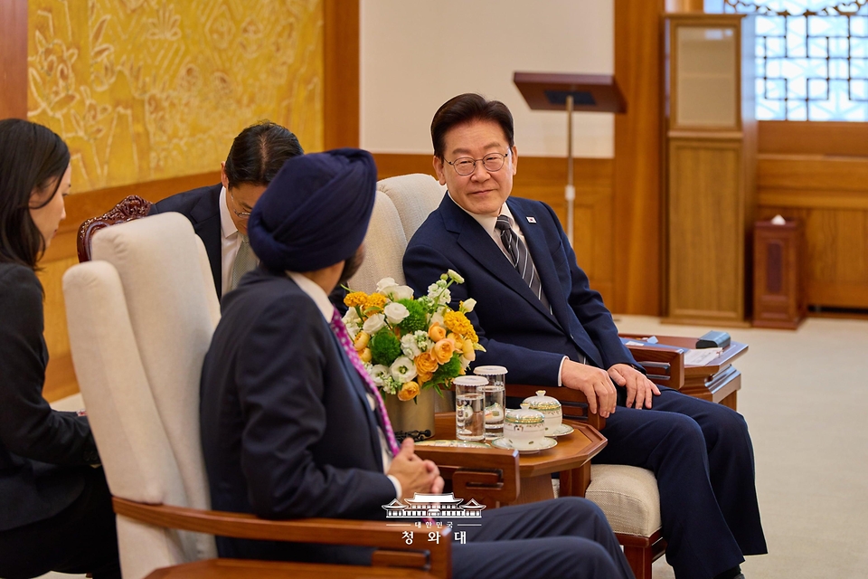 이재명 대통령이 10월 19일 청와대에서 아제이 방가 세계은행그룹 총재와 접견하고 있다.