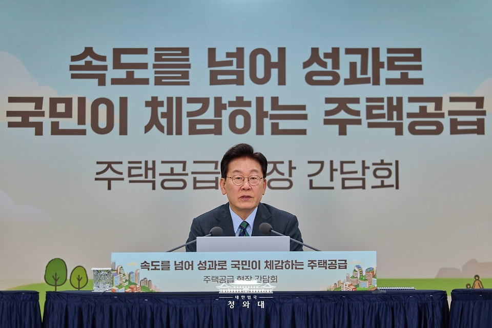 이재명 대통령이 10월 20일 인천 계양 공공주택지구에서 열린 주택공급현장 간담회에서 발언을 하고 있다.