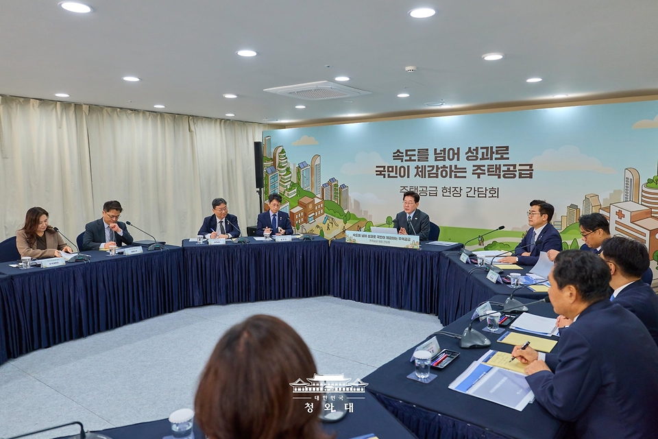 이재명 대통령이 10월 20일 인천 계양 공공주택지구에서 열린 주택공급현장 간담회에서 발언을 하고 있다.