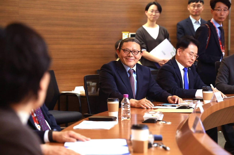 송미령 농림축산식품부 장관이 10월 21일 전북 익산의 ㈜하림에서 개최된 K-닭고기가공품 베트남 첫 수출 선적식에 참여해 관계자들을 격려하고, 올해 초도물량 수출품의 선적 현장을 살펴보고 있다.