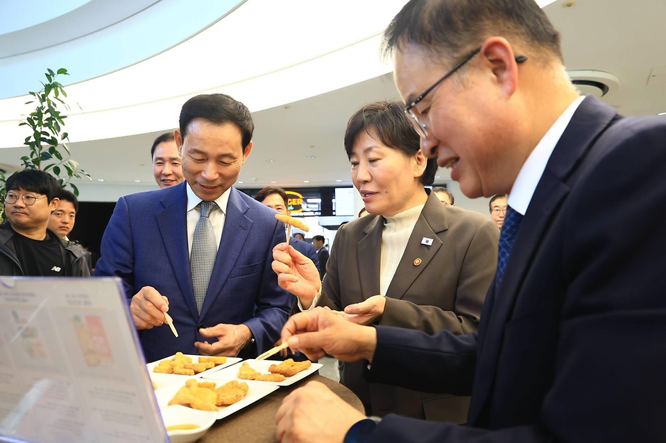 송미령 농림축산식품부 장관이 10월 21일 전북 익산의 ㈜하림에서 개최된 K-닭고기가공품 베트남 첫 수출 선적식에 참여해 관계자들을 격려하고, 올해 초도물량 수출품의 선적 현장을 살펴보고 있다.