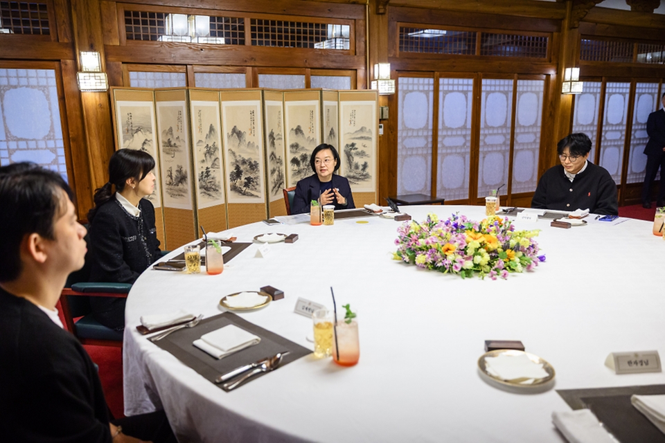 한성숙 국무총리가 10월 24일 서울 종로구 삼청동 국무총리 서울공관에서 초등학생 학부모들을 초청, 자녀 양육과 돌봄 과정에서 겪는 어려움을 듣고 의견을 나누는 제7회 열린 브런치에 참석하고 있다.