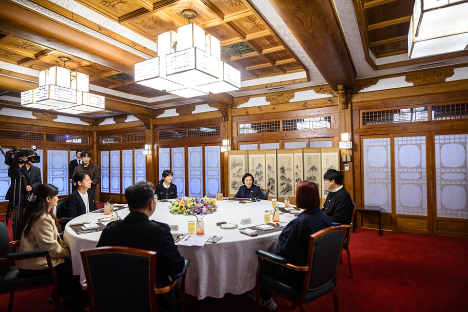 한성숙 국무총리가 10월 24일 서울 종로구 삼청동 국무총리 서울공관에서 초등학생 학부모들을 초청, 자녀 양육과 돌봄 과정에서 겪는 어려움을 듣고 의견을 나누는 제7회 열린 브런치에 참석하고 있다.