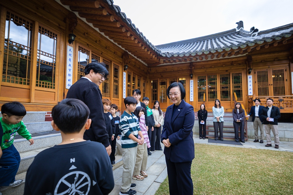 한성숙 국무총리가 10월 24일 서울 종로구 삼청동 국무총리 서울공관에서 초등학생 학부모들을 초청, 자녀 양육과 돌봄 과정에서 겪는 어려움을 듣고 의견을 나누는 제7회 열린 브런치에 참석하고 있다.