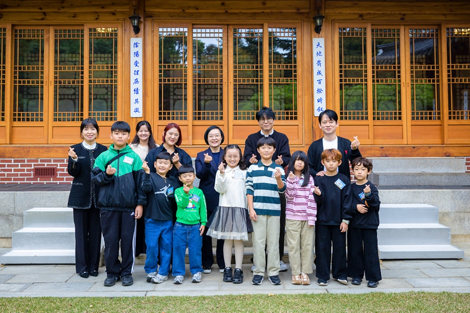 한성숙 국무총리가 10월 24일 서울 종로구 삼청동 국무총리 서울공관에서 초등학생 학부모들을 초청, 자녀 양육과 돌봄 과정에서 겪는 어려움을 듣고 의견을 나누는 제7회 열린 브런치에 참석하고 있다.