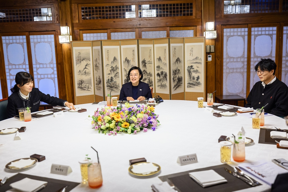 한성숙 국무총리가 10월 24일 서울 종로구 삼청동 국무총리 서울공관에서 초등학생 학부모들을 초청, 자녀 양육과 돌봄 과정에서 겪는 어려움을 듣고 의견을 나누는 제7회 열린 브런치에 참석하고 있다.