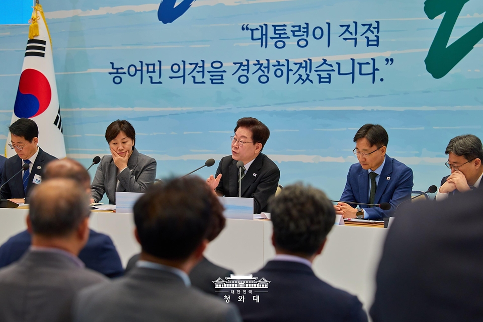 이재명 대통령이 10월 26일 청와대에서 열린 농어민과의 대화 행사에서 발언을 하고 있다.